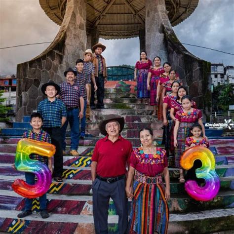 Pareja De Abuelitos Celebra Su Aniversario De Boda A Orillas Del Lago