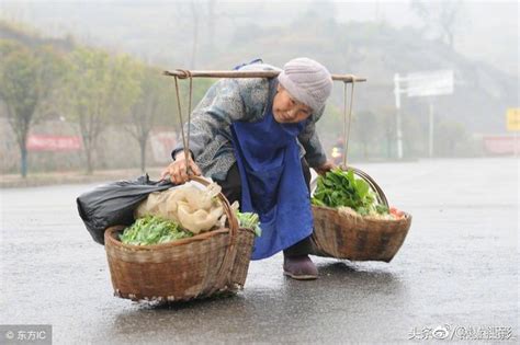 贵州81岁老奶奶冒雨卖菜，步行4公里收入只有7元钱，还收到过假钱