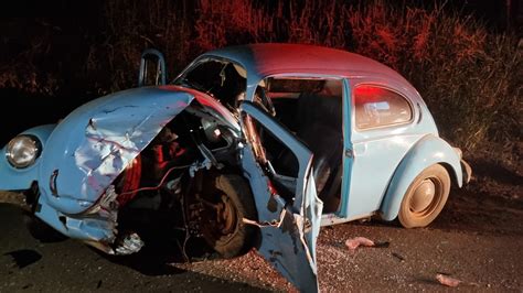 Fusca fica destruído em acidente que deixou quatro feridos em Alfredo