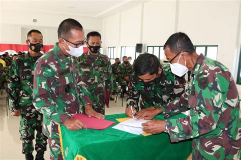 Danrem Menyerahkan Secara Simbolis Uang Tabungan Koperasi Anggota Korem