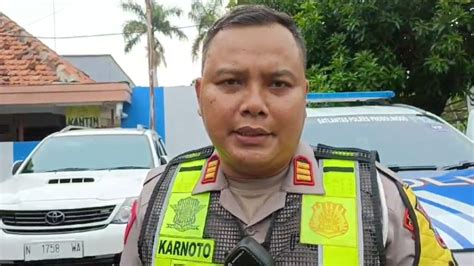 Mobil Bernopol Cantik Ugal Ugalan Di Jalur Pantura Probolinggo Terlacak