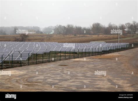 Paneles Solares Cerca De Una Carretera Rural Panel Solar Produce