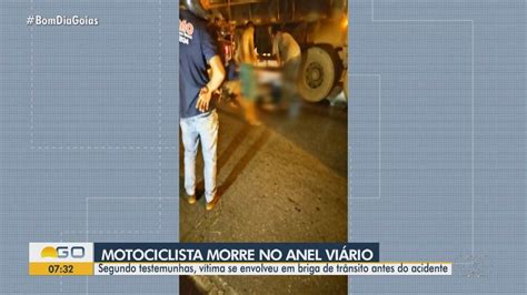 Motociclista morre após ser arrastado por carreta durante briga de