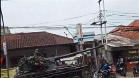 Viral Tank Hilang Kendali Di Bandung Barat Tabrak Gerobak Tahu Goreng