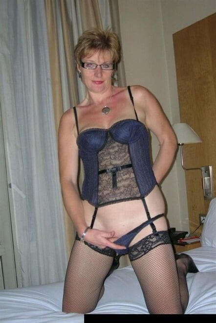 Amateur Milf Blonde Short Hair Glasses Cb D F X Porn Pic