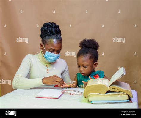 Une Enseignante Ou Une M Re Africaine Avec Masque Nasal Enseignant Et