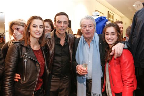 Photo Exclusif Alain Delon Avec Ses Petites Filles Loup Et Liv Et