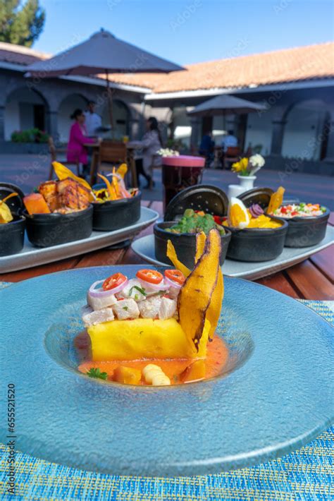 Comida Peruana En La Mesa De Un Restaurante Ceviche Causa Rellena