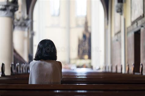 Vista Posterior De La Mujer Devota Que Ruega En La Iglesia Foto De