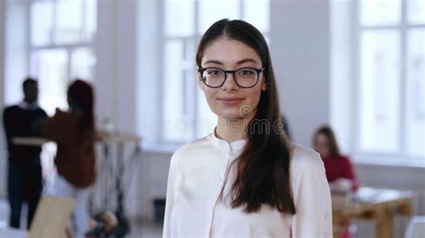 Portret Van Een Gelukkige Jonge Zakenvrouw Van De Brunette Baas In Het Gepoetseerde Bril