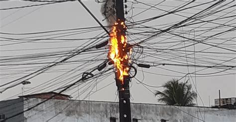 Poste de iluminação pega fogo no Alto da Cruz em Camaçari BAHIA NO AR