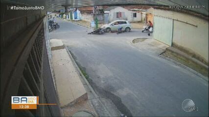 V Deo Motociclistas Colidem Em Cruzamento Na Bahia Um Deles Foi