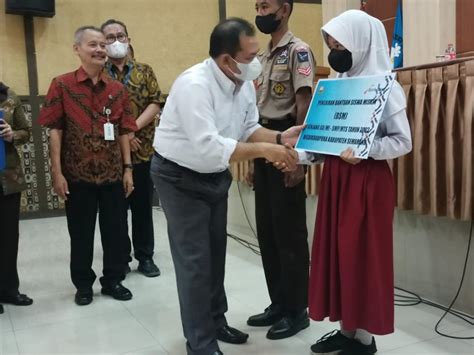 Ribuan Siswa Kurang Mampu Terima Bantuan Beasiswa Pemerintah Provinsi