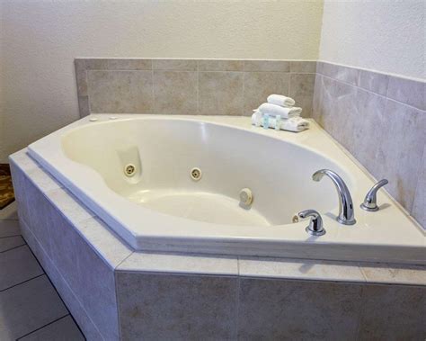 Hotels with Jacuzzi in Room Kansas City: 13 BEST Hotels With Hot Tub