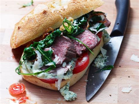 Steak Brötchen mit Rucola und Tomaten Rezept EAT SMARTER