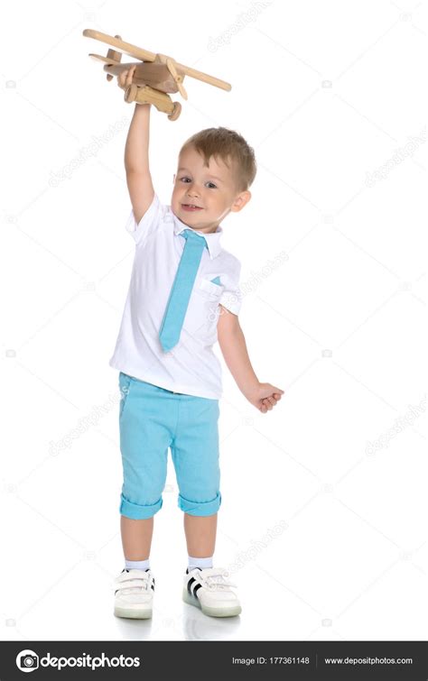 Niño jugando con avión de madera fotografía de stock lotosfoto1