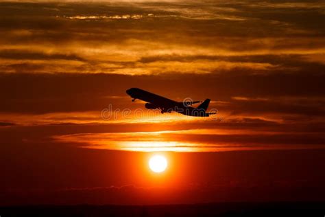 Vliegtuig Bij Zonsonderganghemel Op Zon In De Lucht Met Ruimte Voor