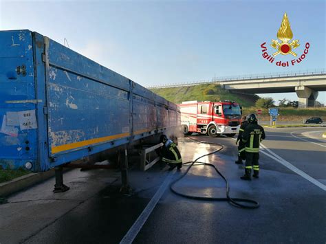 Principio Di Incendio Su Rimorchio Sulla Vecchia 125 Vigili Del Fuoco