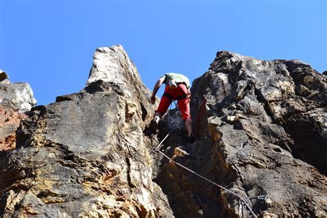 图片素材 步行 绳 冒险 山脉 娱乐 悬崖 攀岩 登山者 极限运动 地形 岩墙 岭 首脑 地质学 体育 升级