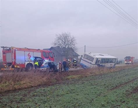 Wypadek pod Łęczycą Autobus szkolny zatrzymał się w rowie Dzieci