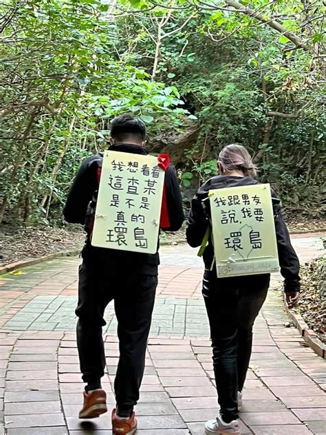 情侶騎機車環島！她揹看板宣告「我跟男友說要環島」 往旁邊一看「男友用看板超嗆鬥嘴」路人笑歪 星奇趣味站