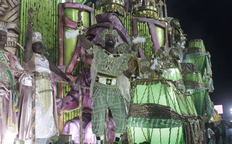 Confira as imagens do desfile da Mangueira na Sapucaí O Dia na Folia