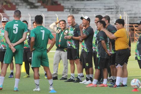 Alasan Josep Gombau Terima Pinangan Persebaya