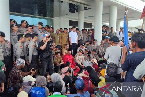 Pj Gubernur Babel Temui Massa Tuntut Moratorium Tambang Antara News