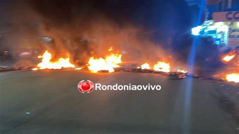 VÍDEO Moradores fazem manifestação por melhorias e colocam fogo em