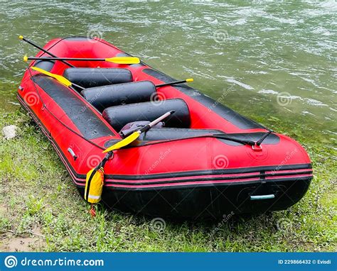 Equipo De Rafting En Agua Blanca Concepto De Vacaciones De Verano