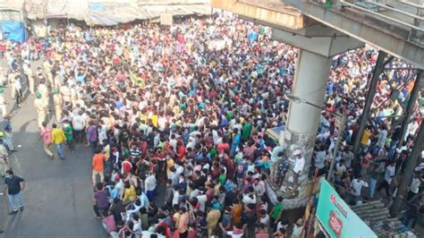 Bandra Station News Large Crowd Of Migrant Labourers Gather At Railway