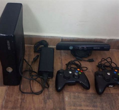 Microsoft Xbox 360 Kinect Slim 4gb Standard 2 Controles Jogos Cor