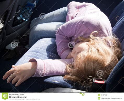 Petite Fille Dormant Dans Le Bus Image Stock Image Du Blonde Chevelu 25177489
