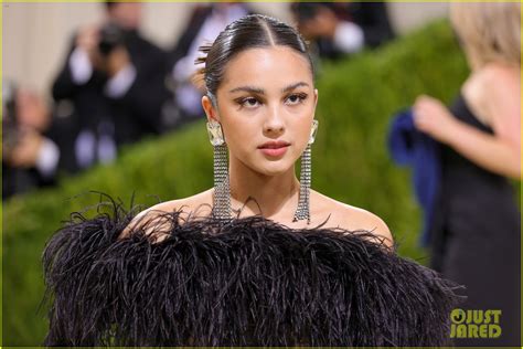 Photo Olivia Rodrigo Sheer Feathered Jumpsuit For Met 06 Photo