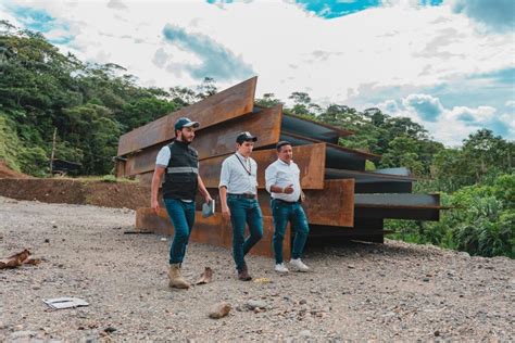 El prefecto de Pastaza André Granda inspecciona el avance de ejecución