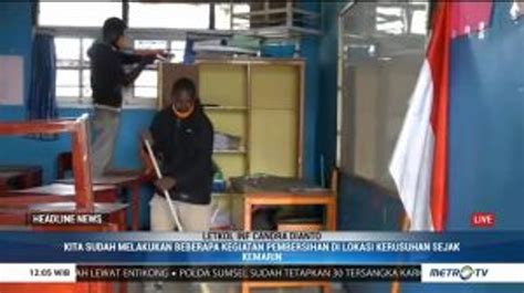 Bekas Kerusuhan Wamena Aparat Keamanan Dan Warga Bersihkan Pasar Dan