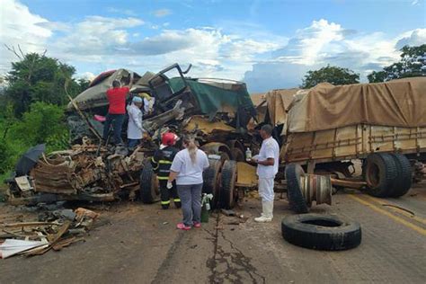 Carretas Batem De Frente E Motorista Morre Preso S Ferragens News