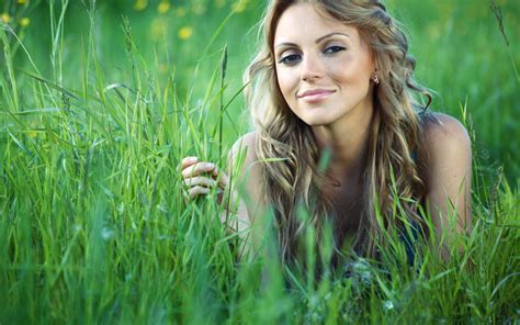 Download Women Grass Wallpaper 2560x1600 Wallpoper 428676