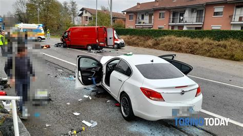 Busano Via Valperga 21 Incidente Stradale Scontro Auto Furgone