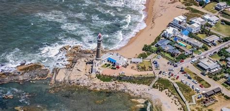 Construcción de hotel en José Ignacio sobre vegetación que fija las