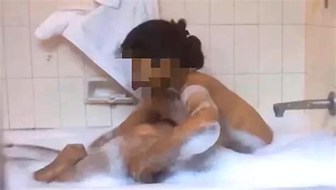 La Nuda Sis Priya Soapy Boob Massaggia Il Suo Cazzo Nella Vasca Da Bagno Dell Hotel E Succhia