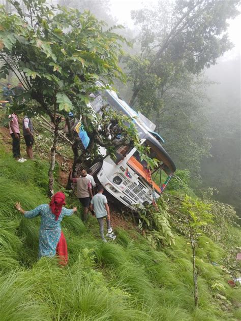 रामेछापको विर्ता लामपानीमा बस दुर्घटना तीन जना गम्भीर सहित ८ जना