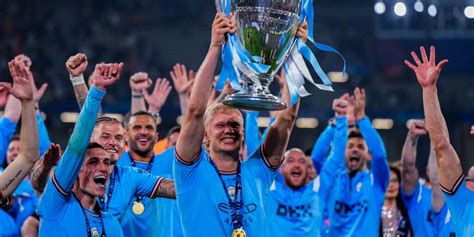 Momen Manchester City Angkat Trofi Liga Champions Untuk Pertama Kalinya