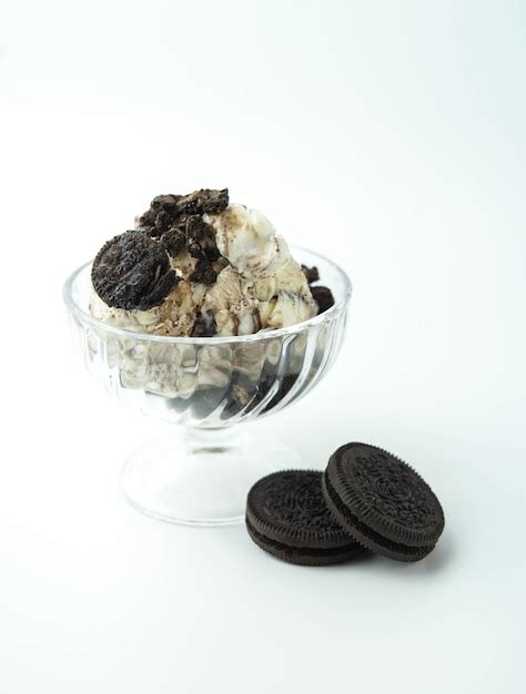 Copa De Helado Con Trocitos De Galleta Con Chispas De Chocolate Foto