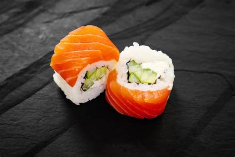 Rollos De Maki De Sushi De Salm N Con Relleno De Aguacate Y Pepino