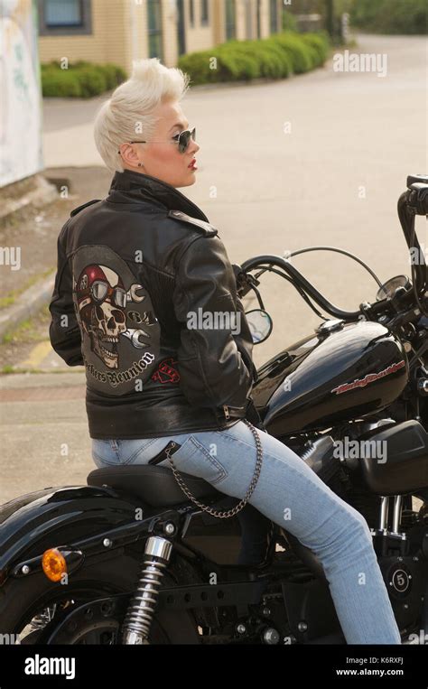 Belle fille blonde à poil court avec une moto Harley Davidson Photo Stock Alamy