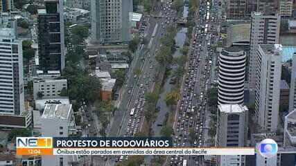 Motoristas de ônibus fazem paralisação no Centro do Recife em protesto