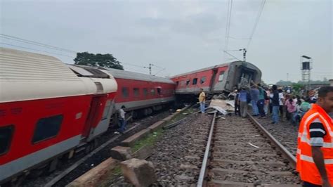 Train Derailment Near Jamshedpur 18 Coaches Of Howrah Mumbai Mail