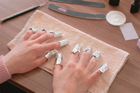 Comment enlever les faux ongles à la maison Méthodes et conseils