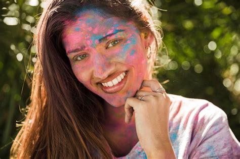 Retrato De Um Sorrindo Mulher Jovem Cor De Rosa Azul Holi